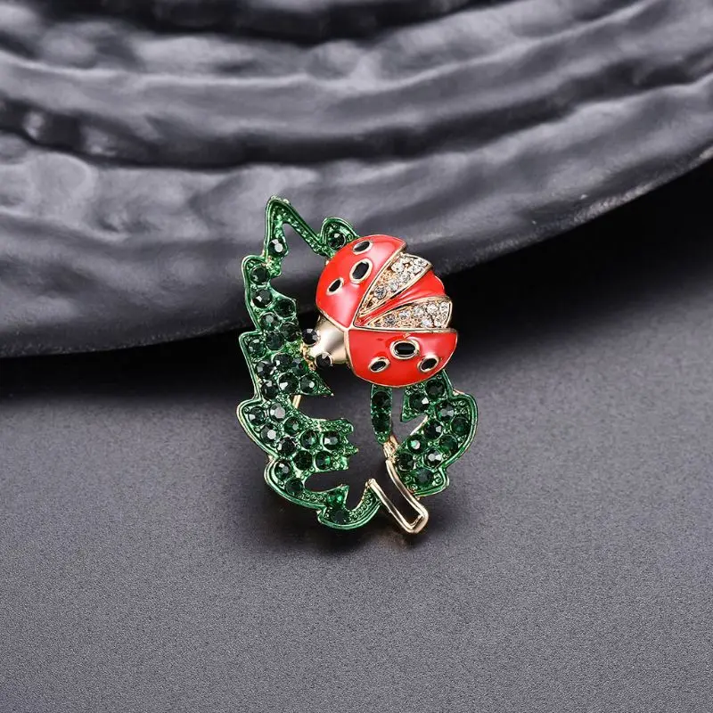 Ladybug Brooch Plant Insect Badge Brooch Green Red Insects Lapel Pin Party Brooch Ornament for Women Girl Cloth Decor Dropship