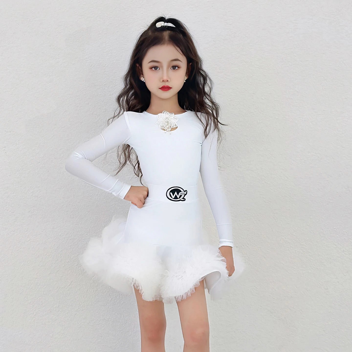 Nuovi vestiti da ballo latino per bambini maniche lunghe abito di piume bianche costume da spettacolo per ragazze Cha Cha Wear abito da competizione