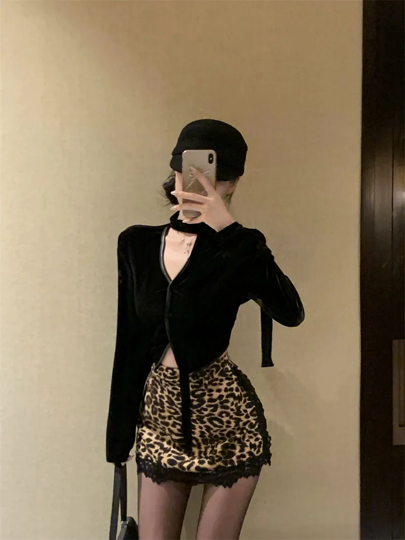 

Комплект KING BRAND: Ретро-платье из бархата с длинным рукавом и V-образным вырезом, юбка А-силуэта с высокой талией, осенний модный комплект с леопардовым принтом и кружевной отделкой