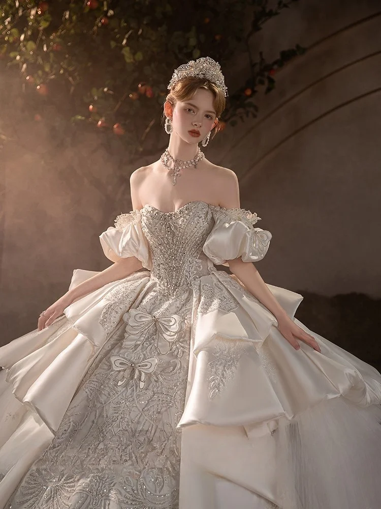 Ein neues, strapazierfähiges One-Shoulder-Kleid aus Satin mit großem Schwanz