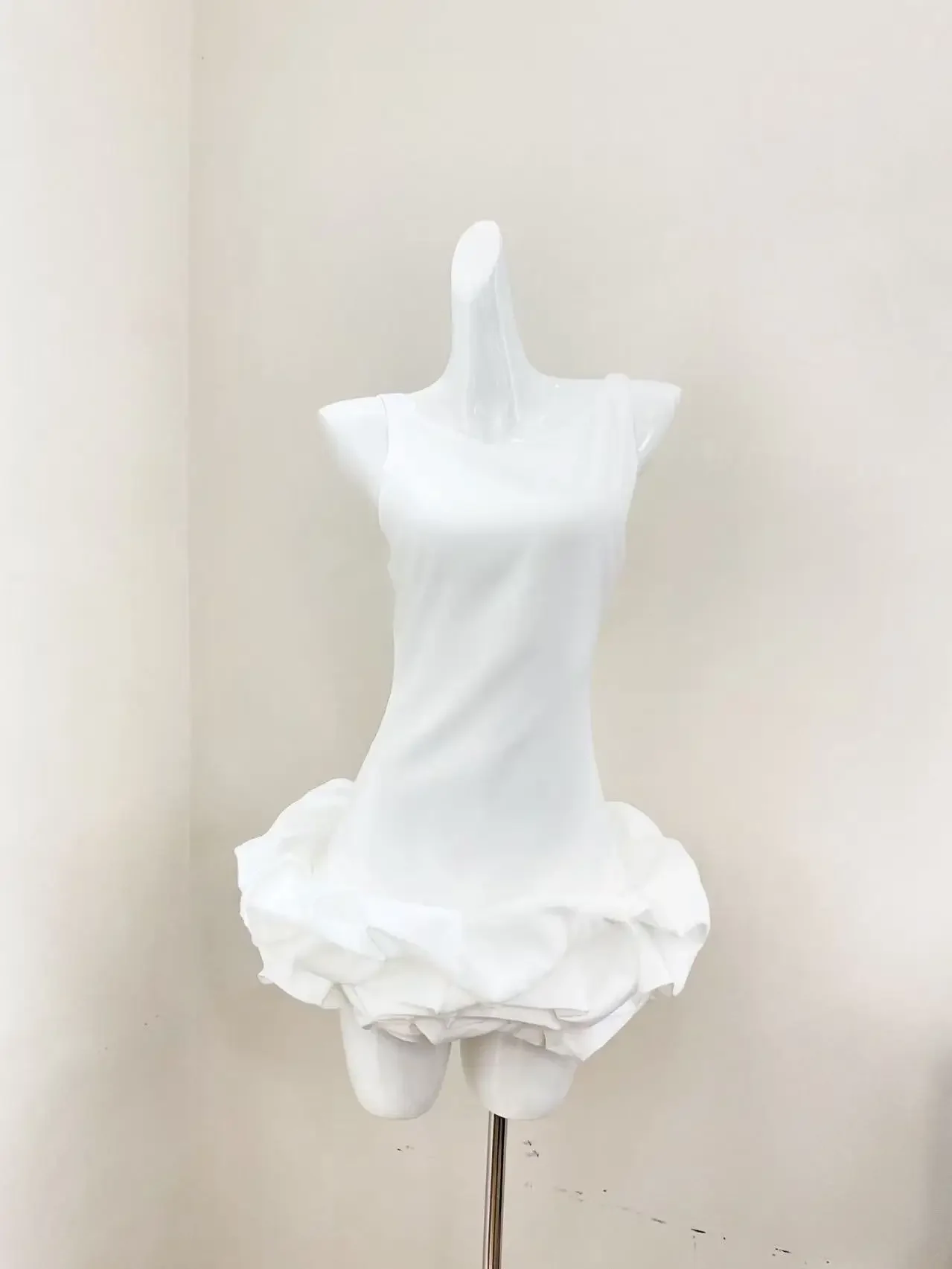 เดรสเวสต์ผ้าซาตินสำหรับผู้หญิง แต่งผ้าปะติด ชายกระโปรงจีบ คอกลม แขนกุด ทรงเข้ารูป สไตล์หวานๆ แบบมินิ