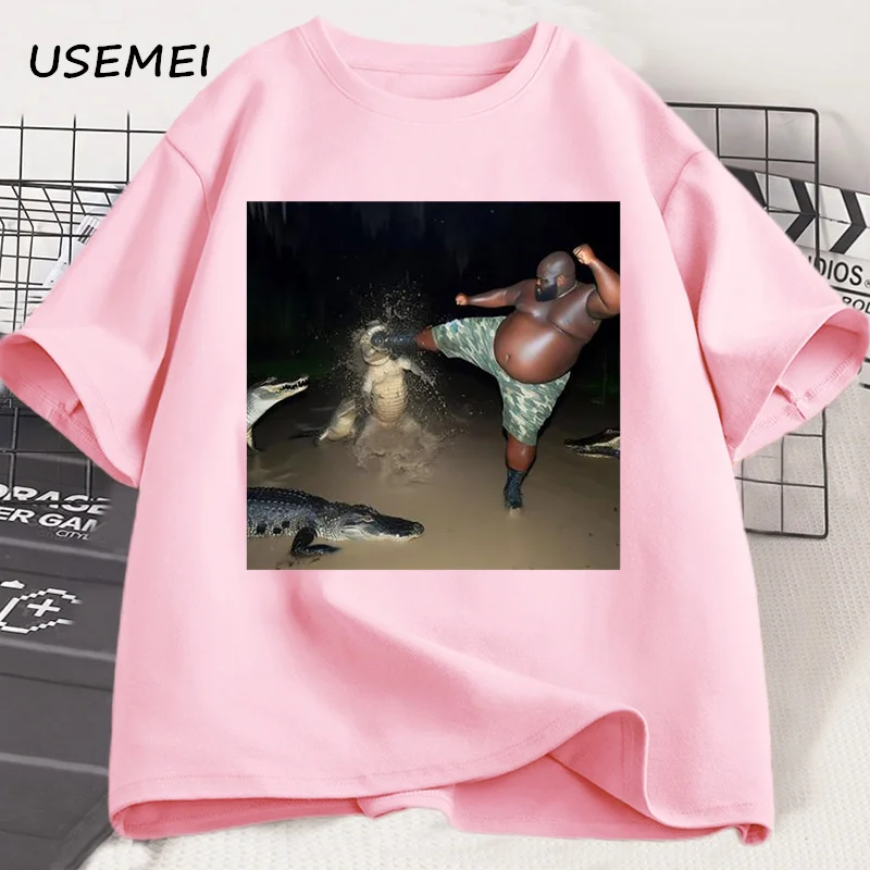 Man Kick Alligator in Swamp T-Shirt Tee Men\'s Short Sleeve O-neck High Quality Tops Unisex Oversize Casual T Shirt Men Clothes