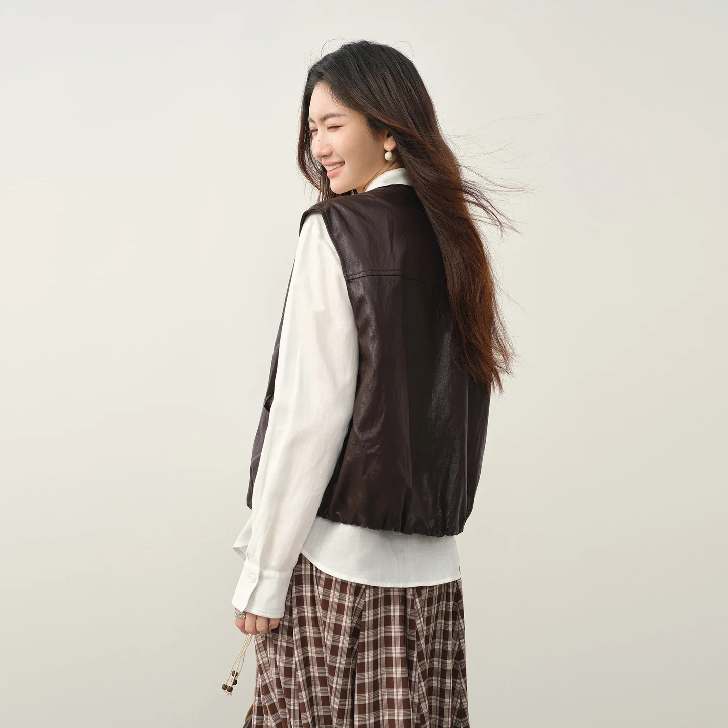 SENTUBILA Women Retro Faux Leather Vest Crew Neck Seam Detail Layered Look Relaxed‑Fit Loose Slim Sleeveless Outerwear W63JC8299