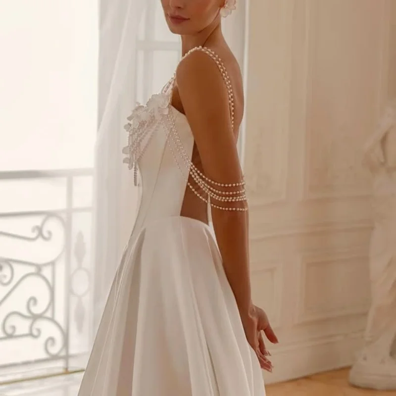 Proste suknie ślubne z satyny w kolorze białym, aplikacje, kwiatowe ozdoby, spódnica, dekoracja z pereł, suknie ślubne, suknia ślubna, suknia dla panny młodej.