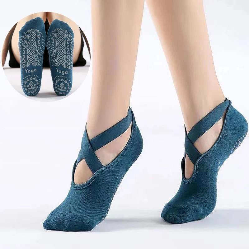 زوج واحد من جوارب اليوغا النسائية غير القابلة للانزلاق من السيليكون بحزام متقاطع لليوجا منخفضة القطع لامتصاص العرق وممتصة للرطوبة