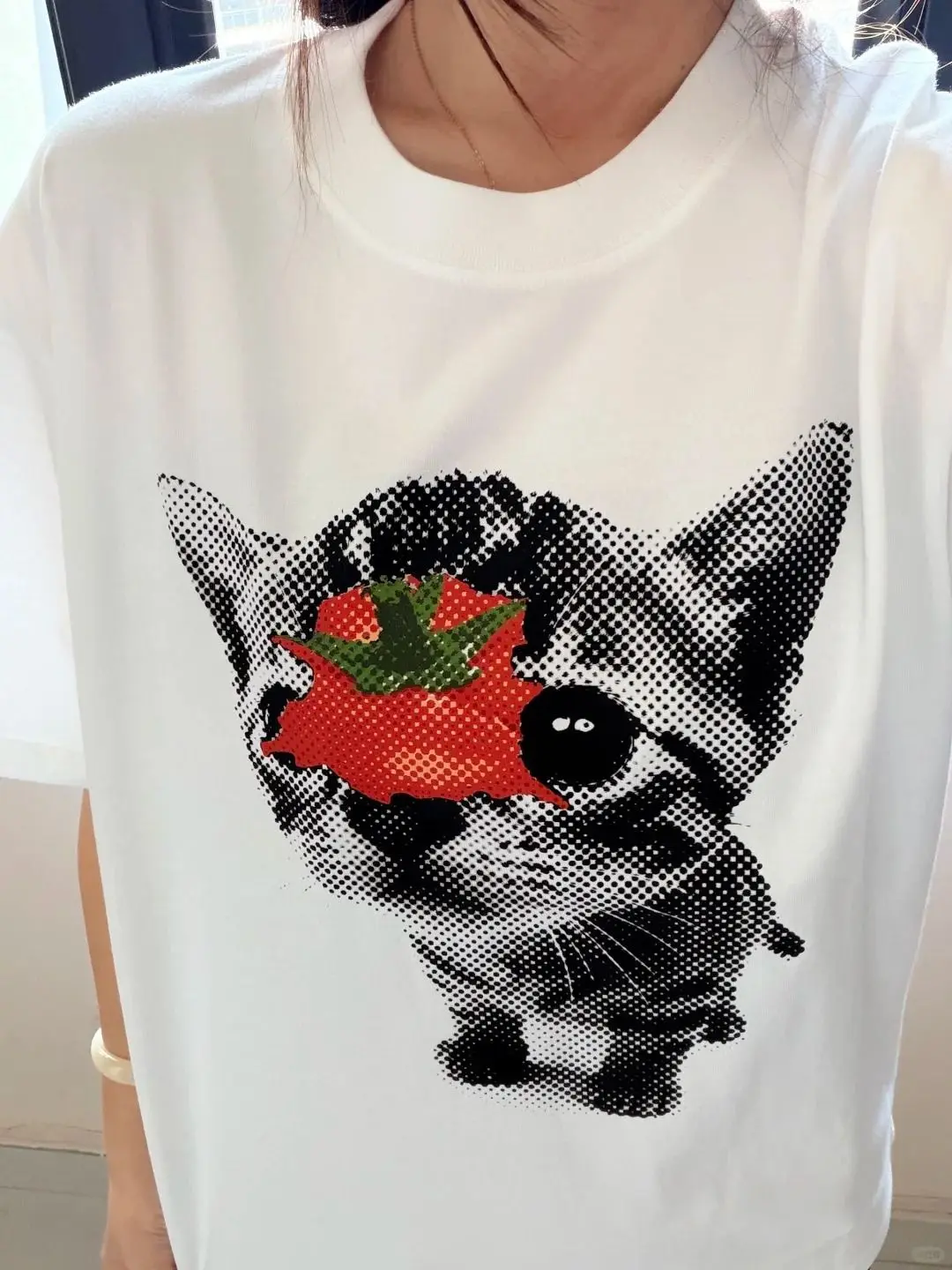Funny Cat with Tomato Print White T-Shirt | Retro Halftone Animal Graphic Casual Streetwear Tee Unique Kawaii Harajuku Couples
