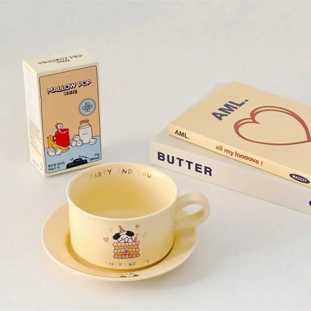 Pires e xícara de cerâmica pintados à mão, copo de café bonito, feliz aniversário, alto valor de cor