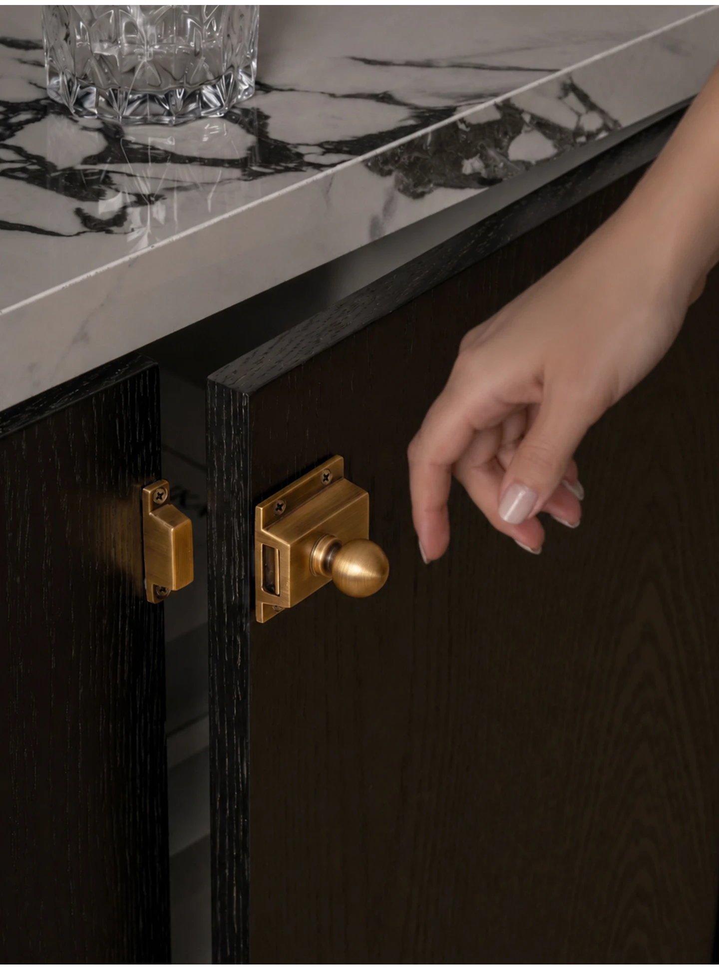DOOROOM Massiver Messing-Türriegel im Retro-Stil, Sicherheitsschloss, Schnalle, Schranktürgriffe, Weinschrank-Türriegel – Detail 6