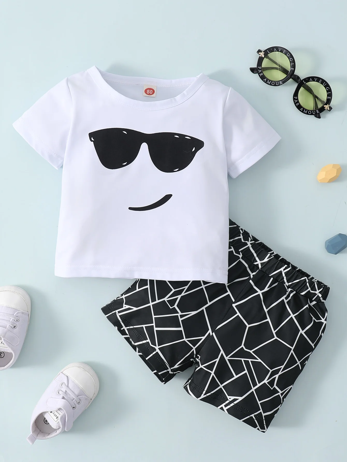 

Daily Simple Outing Clothes For Boys And Babies White Glasses Printed Short-Sleeved T-Shirt Black Shorts Handsome Two-Piece Set