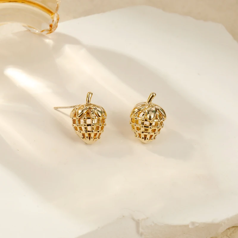 Creative Hollow Gold Color Strawberry Earrings for Women Sweet 2024 Trend Fruit Design Girls' Party Earrings