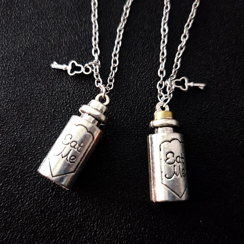 Vintage Alice in Wonderland Torque Necklaces The Album\'s Title Eat Me Drink Me Charm Bottle Pendants Necklace for Lovers Jewelry