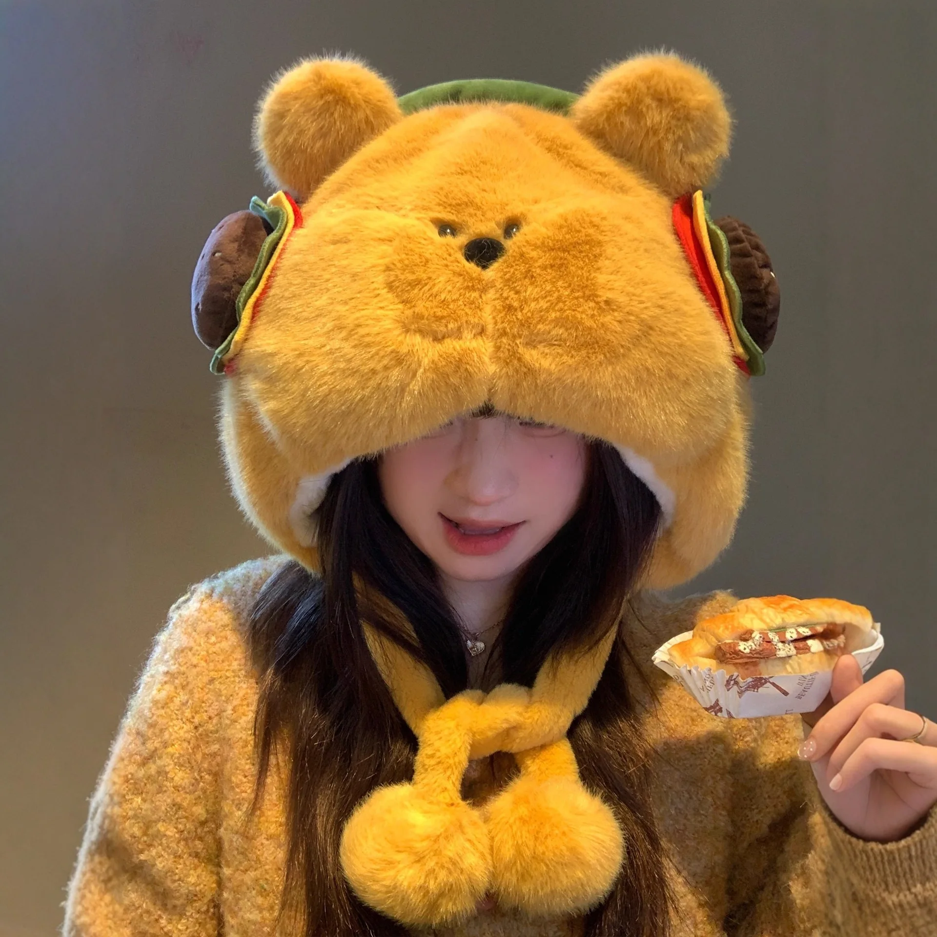 El lindo gorro de peluche de oso hamburguesa es para mujeres en otoño e invierno. Suelos y cálidos. Una cabeza grande hace que la cara parezca más pequeña