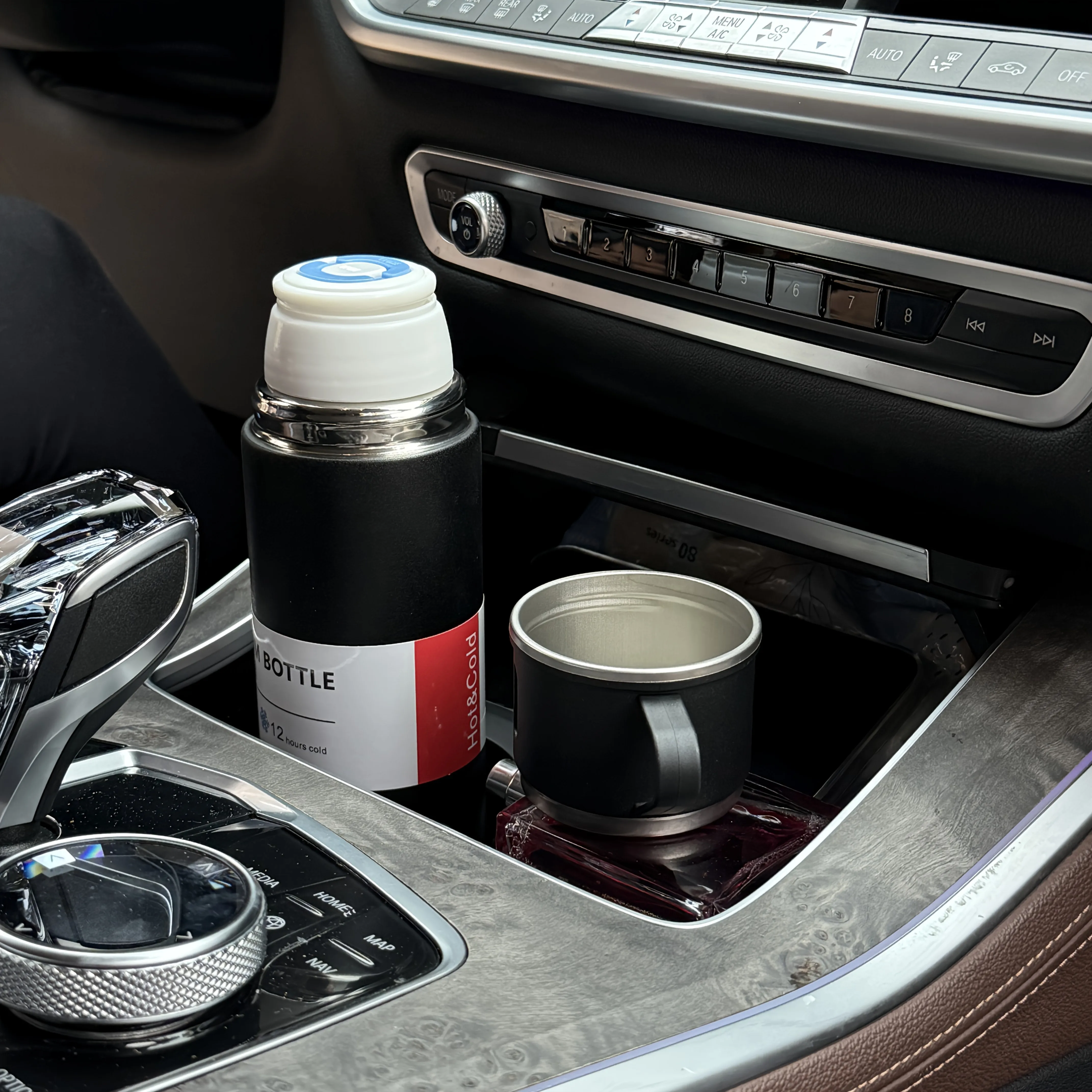 زجاجة مياه معزولة بالفراغ 500 مللي/16.9 أونصة أواني أكواب من الفولاذ المقاوم للصدأ مناسبة للسيارات يمكن أن تحمل القهوة والمشروبات الباردة #4