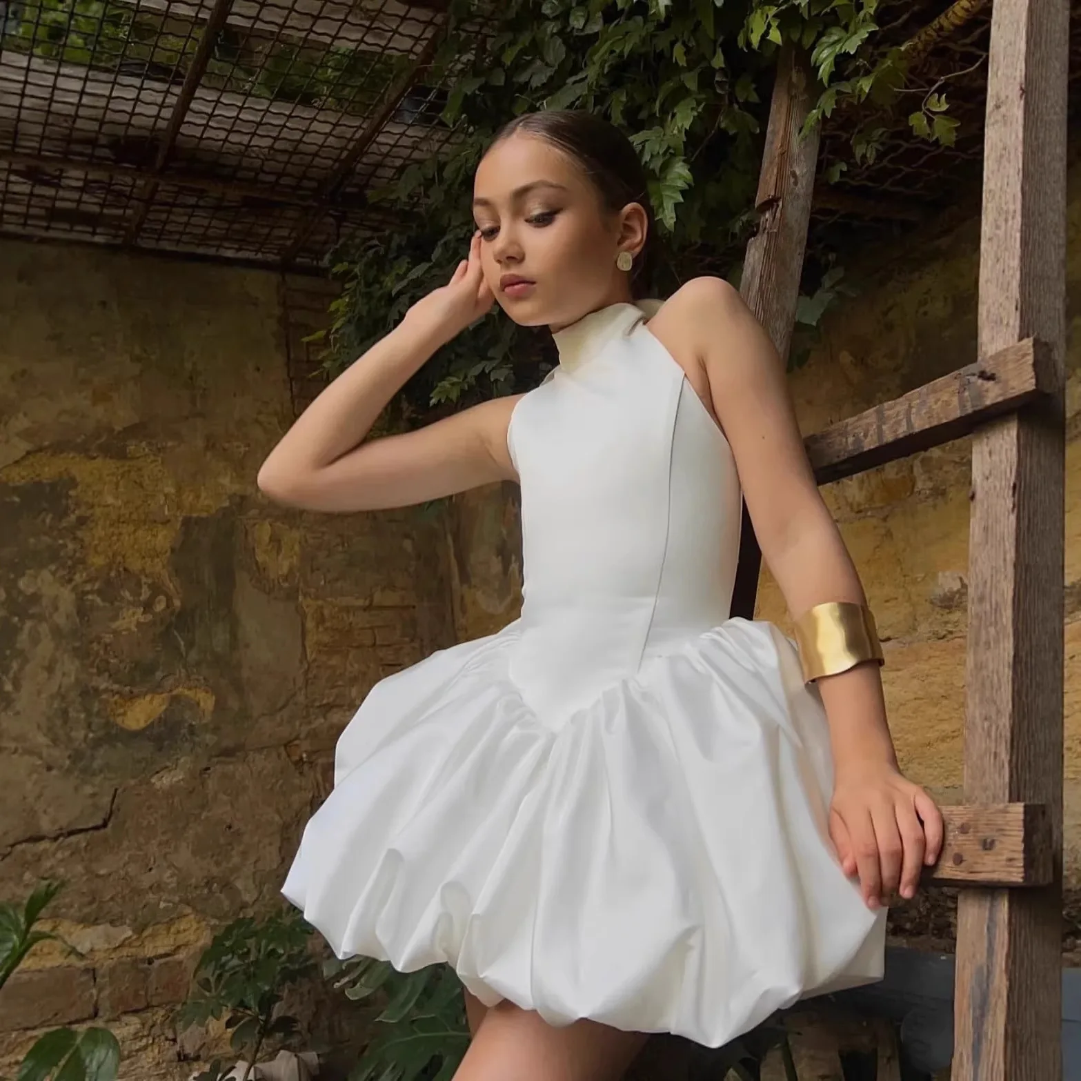 Maßgeschneidertes, schlichtes weißes Neckholder-Kleid für Babymädchen, Satin-Geburtstagskleid, kurzes Blumenmädchenkleid 2026, formelles Gala-Kleid – Detail 3