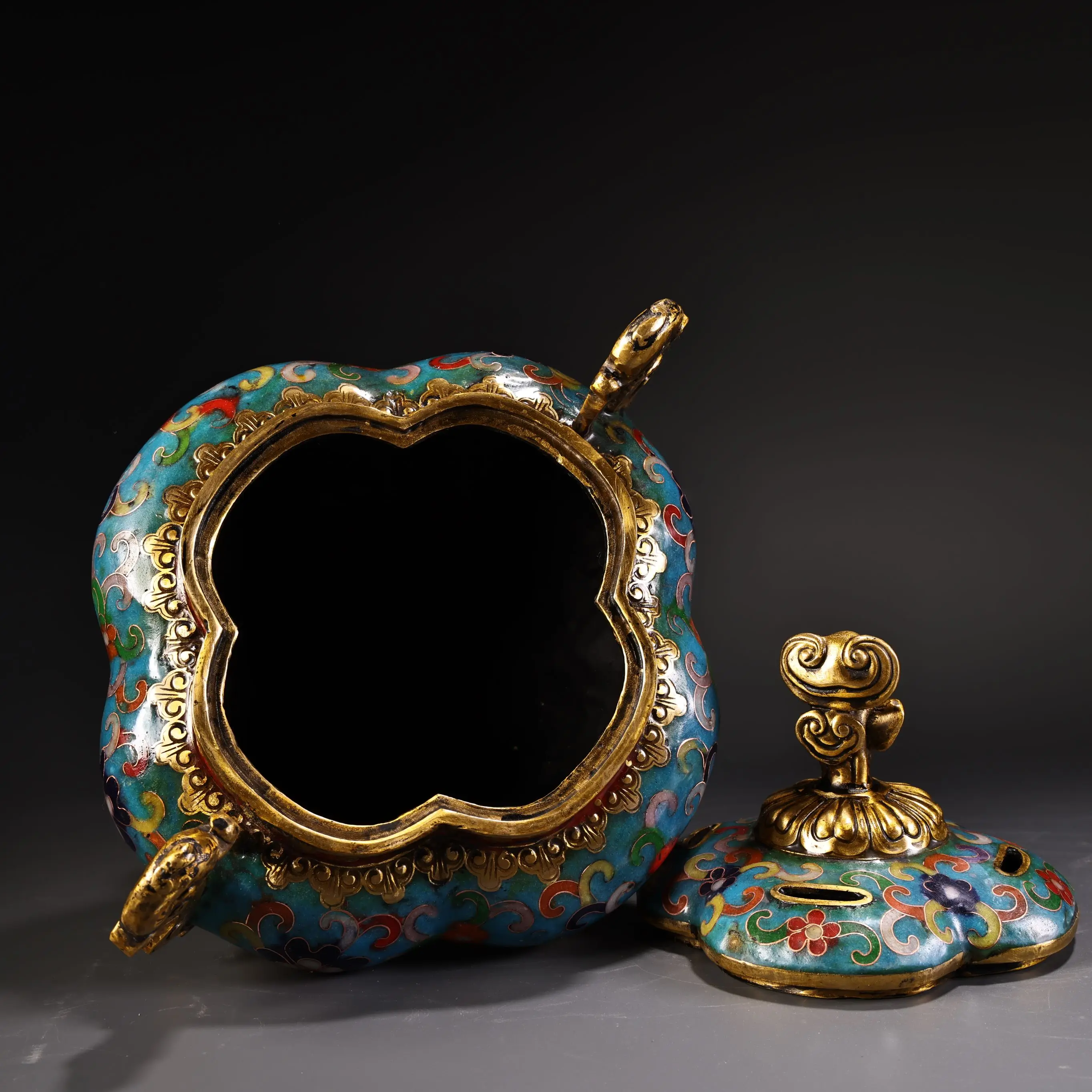 6 "المعابد النيبالية القديمة البرونزية عباءة المينا عالية الإغاثة روي تمثال غطاء التنين الأذن ثلاثة أرجل البخور الموقد