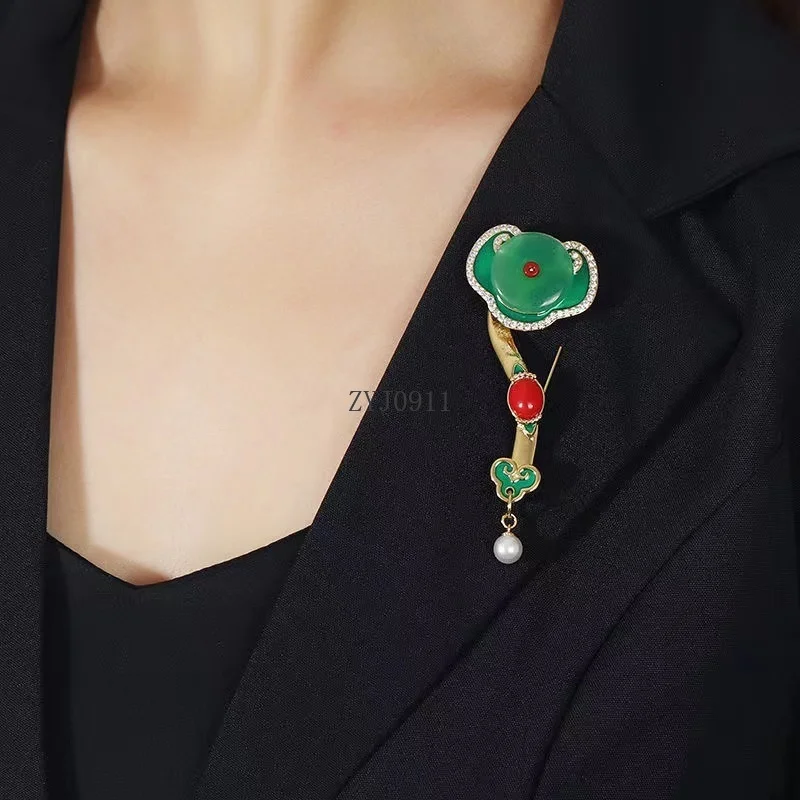Neue chinesische verheißungsvolle Jade-Perlenbrosche aus Kupferlegierung, Nischendesign, Mantelnadel