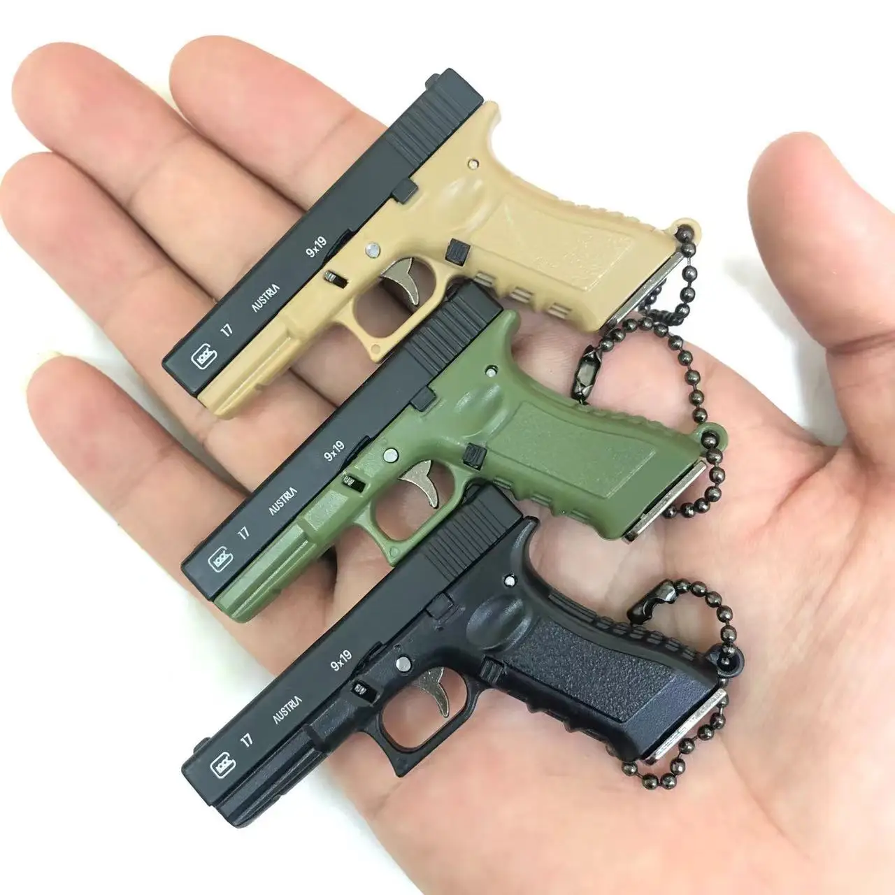 Holiday Party Gifts Alloy 1:3 G17 Pistol Model Memorabilia Detachable Toy Gun Ornament Home Decoration Crafts Pendant Keychain