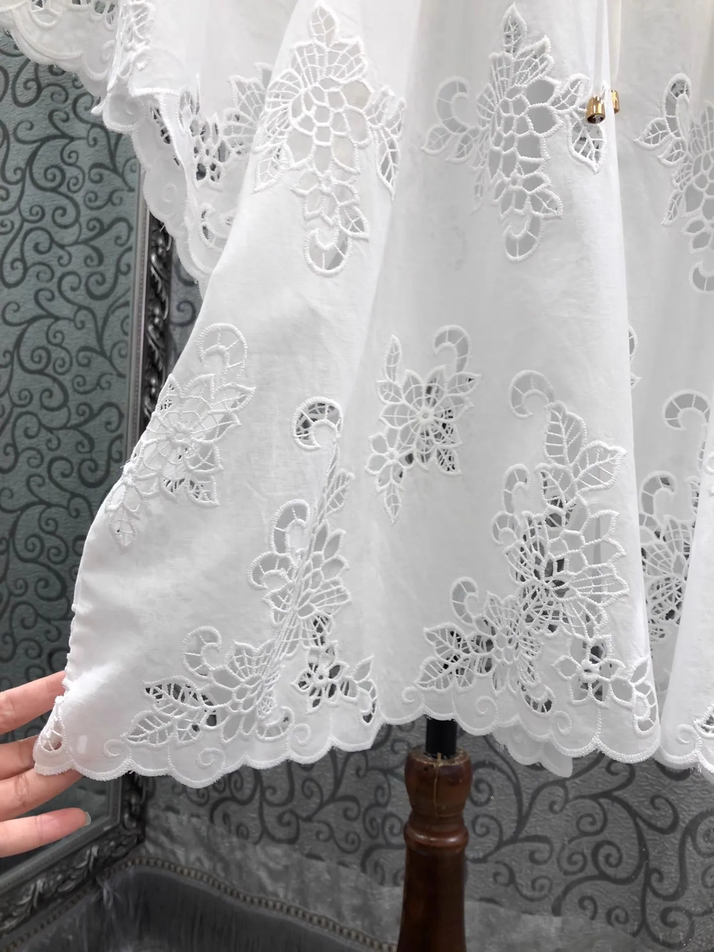 100% ملابس علوية من القطن 2025 موضة الصيف بلوزة بيضاء المرأة القوس طوق الجوف خارج التطريز قصيرة الأكمام بلوزات فضفاضة أنيقة الإناث