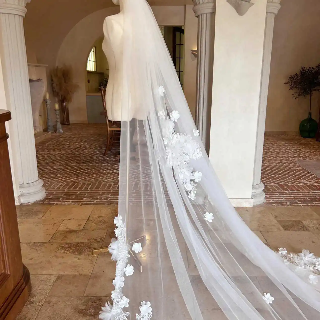 طرحة زفاف فاخرة مزينة بالدانتيل طويلة خاصة حجاب الزفاف الملكي مع مشط إكسسوارات الزفاف الزهرية للنساء حسب الطلب