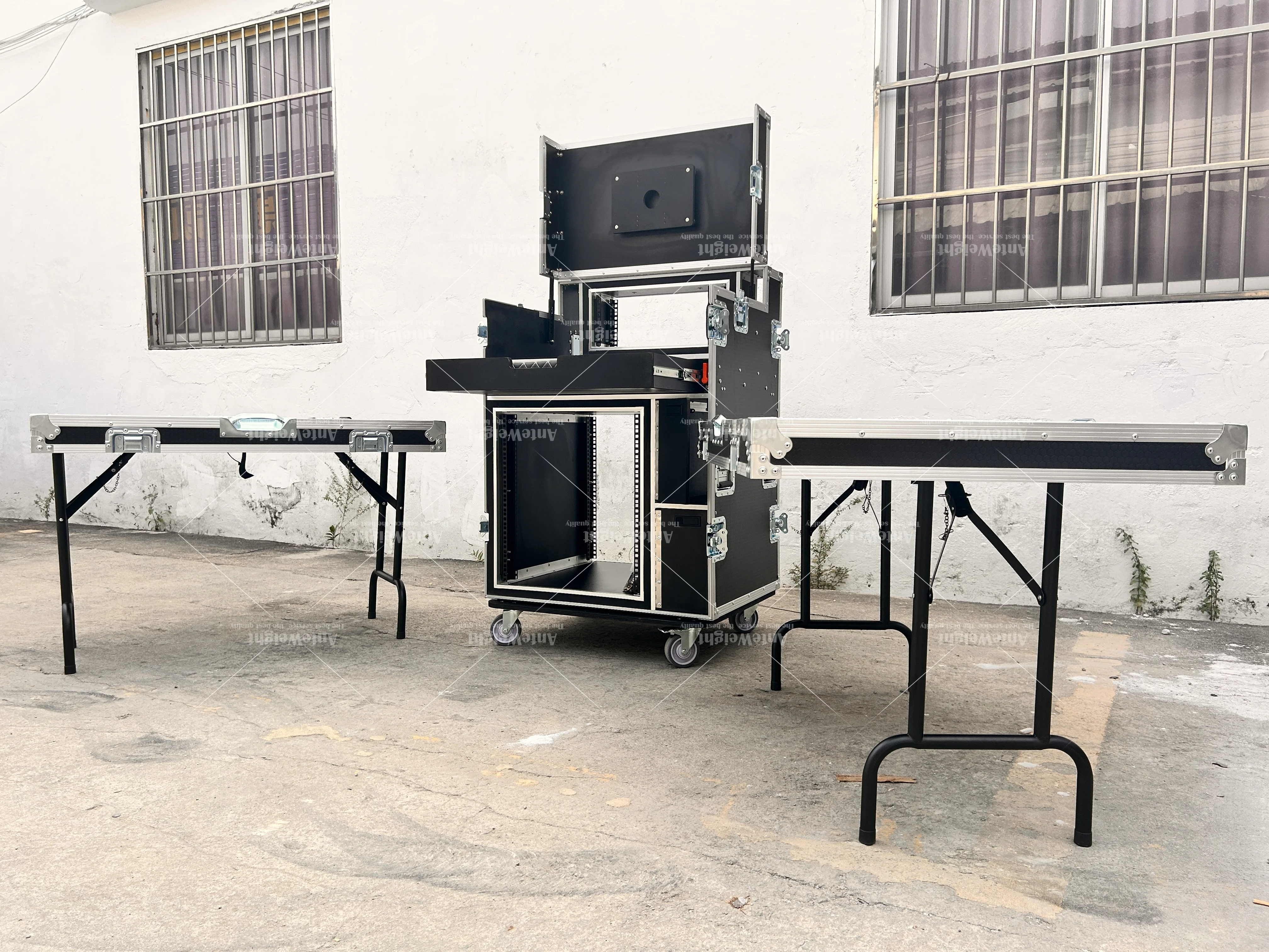 

All-black single-screen flight case