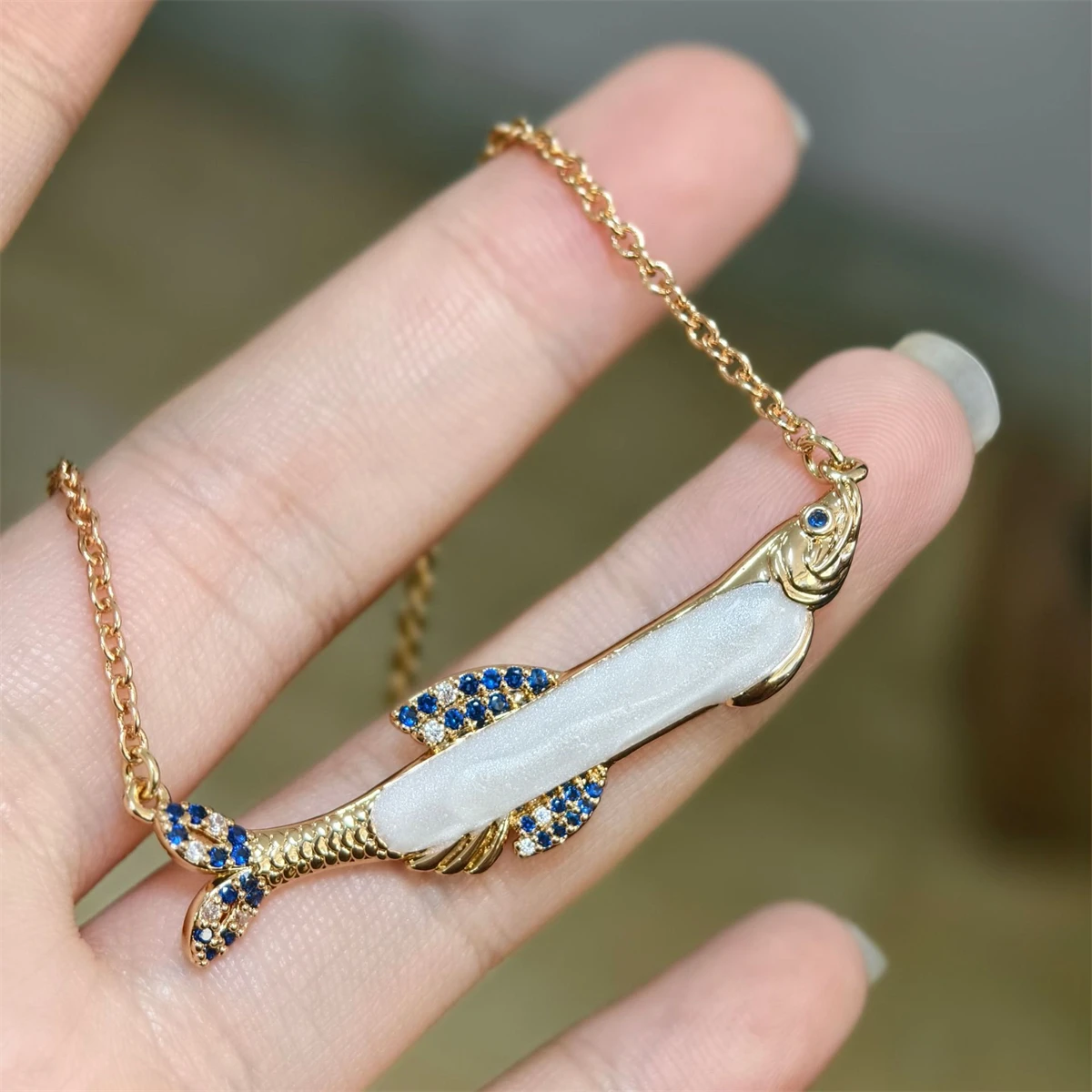 

New Drip Oil Blue Diamond Set Tropical Fish Necklace Pendant with Gold Plated Color Preserving