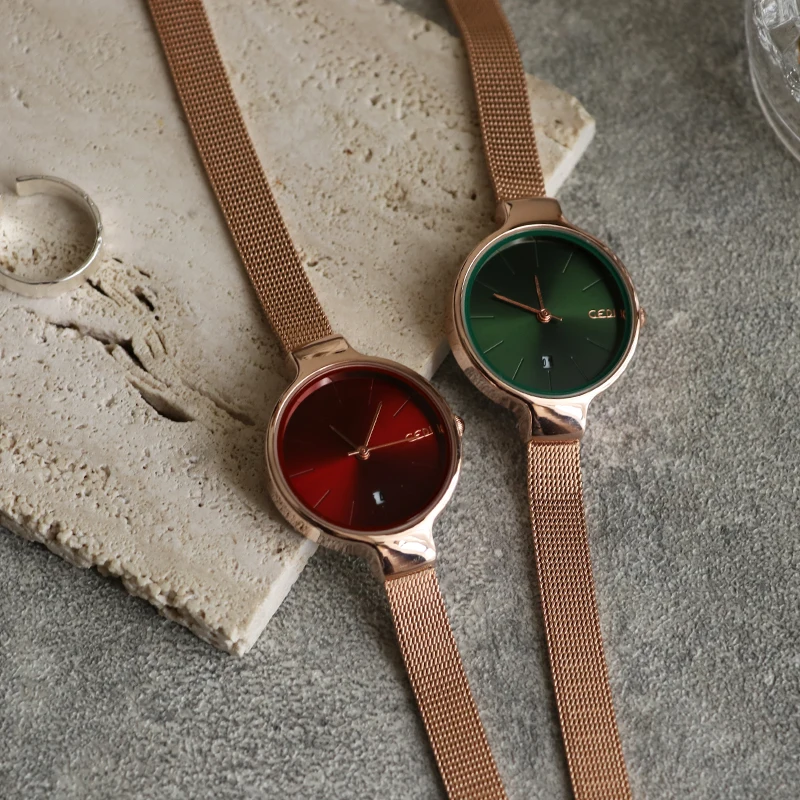 

SimpleAndRetroRoundWatch ForWomenPerfect For StudentsWith A Sophisticated And Elegant FeelA VintageStyle Quartz Watch For Girls.