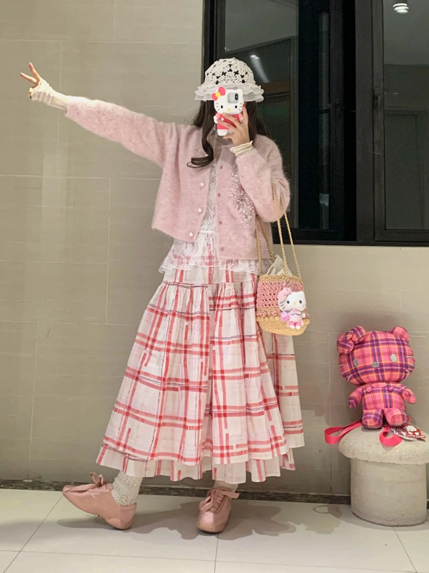 

Весенний модный комплект для женщин больших размеров: розовый вязаный кардиган и клетчатая юбка. Красивый и стильный комплект женской одежды.