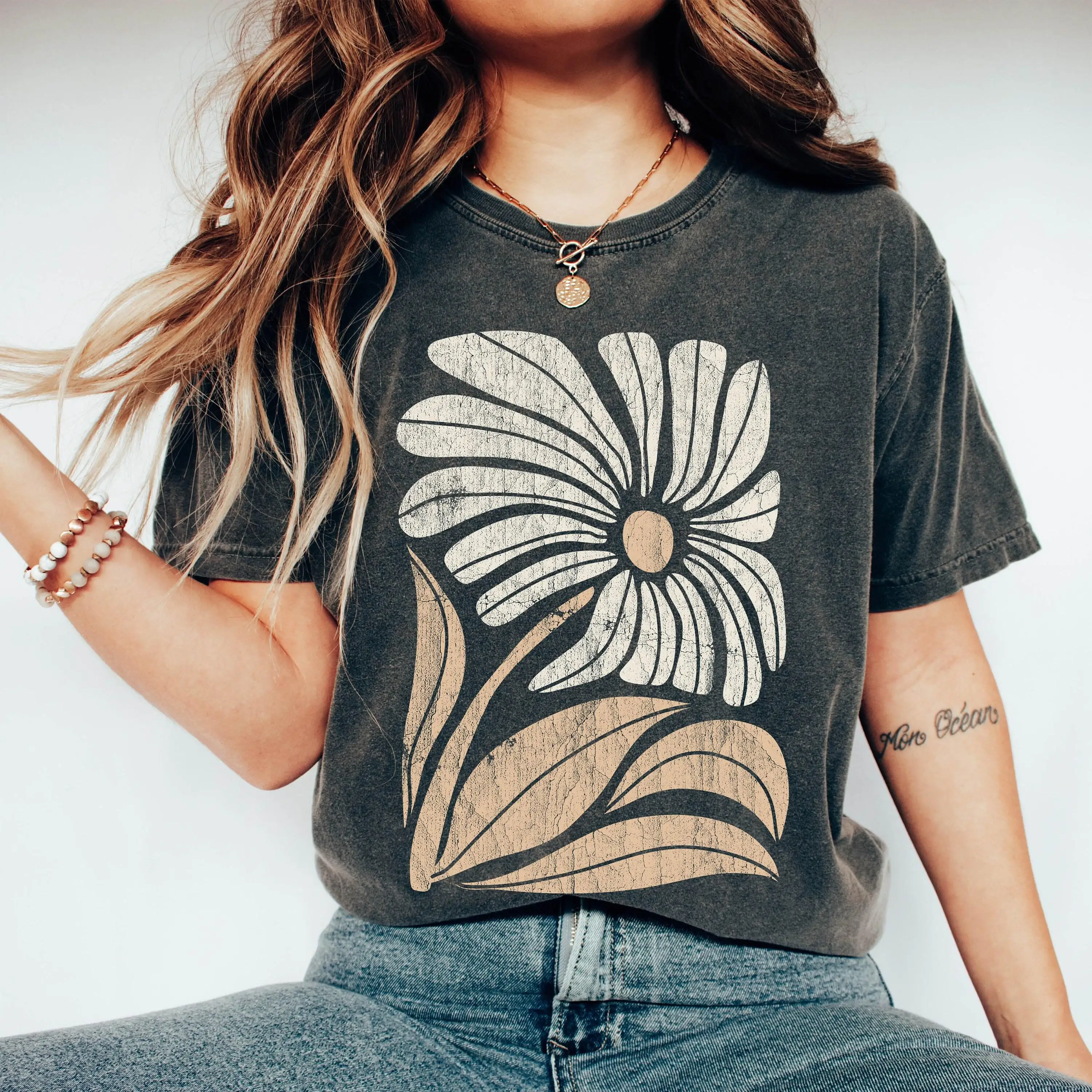 Boho Floral Comfort Colors T-shirt, Bold Flower Tee Oversized Women's Round Neck Printed T-shirt