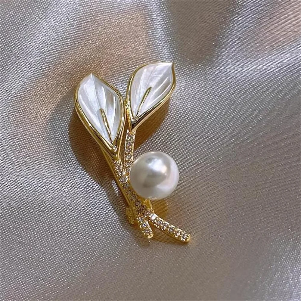 Fashion Tulip Leaf Pearl Brooch Pin for Women Zircon Plant Clothing Coat Wedding Jewelry Party Accessries Gifts