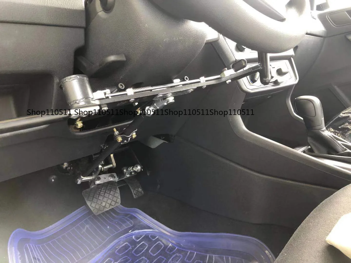 

Портативное устройство для помощи водителю: система управления тормозом и дросселем для автомобиля