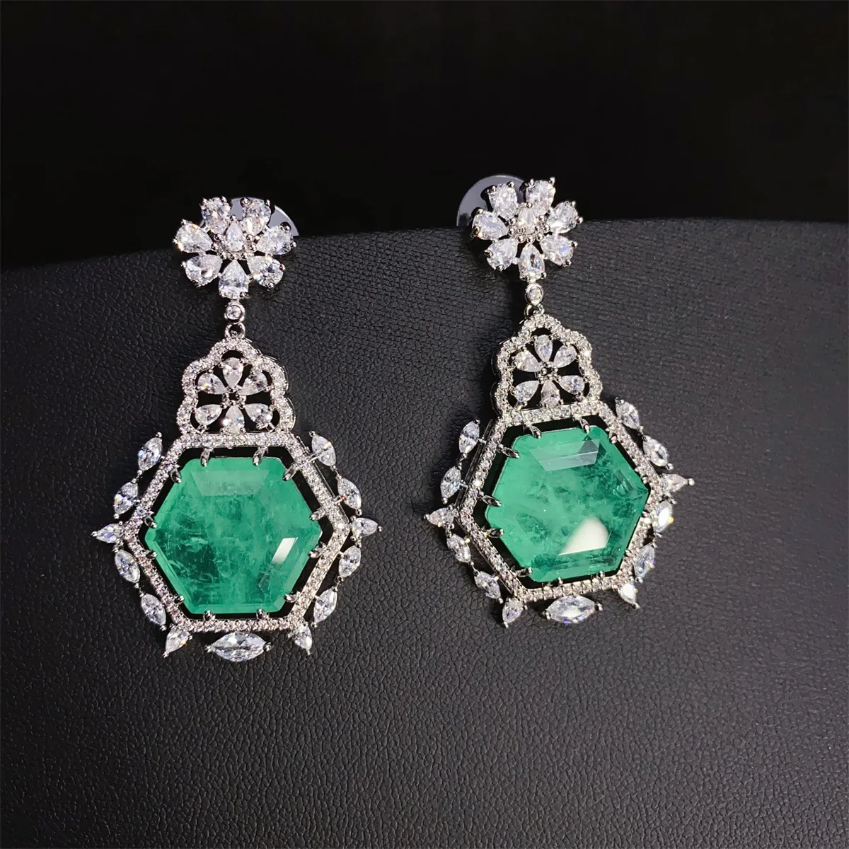 Orecchini da donna di tendenza esagonale con fiore d'atmosfera alla moda per la festa quotidiana, incontri, viaggi, ballo di fine anno, set di gioielli regalo E264