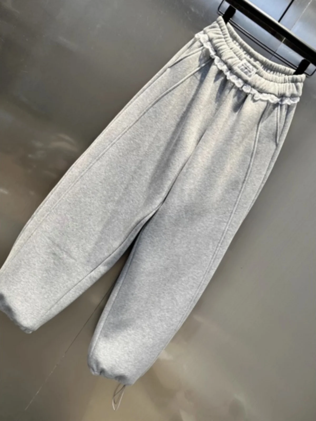 بنطلون كاجوال نسائي بتطريز دانتيل، سميك للخريف والشتاء، تصميم جديد فضفاض يُنحف الجسم، على الطراز الكوري بخصر عالٍ وأرجل واسعة