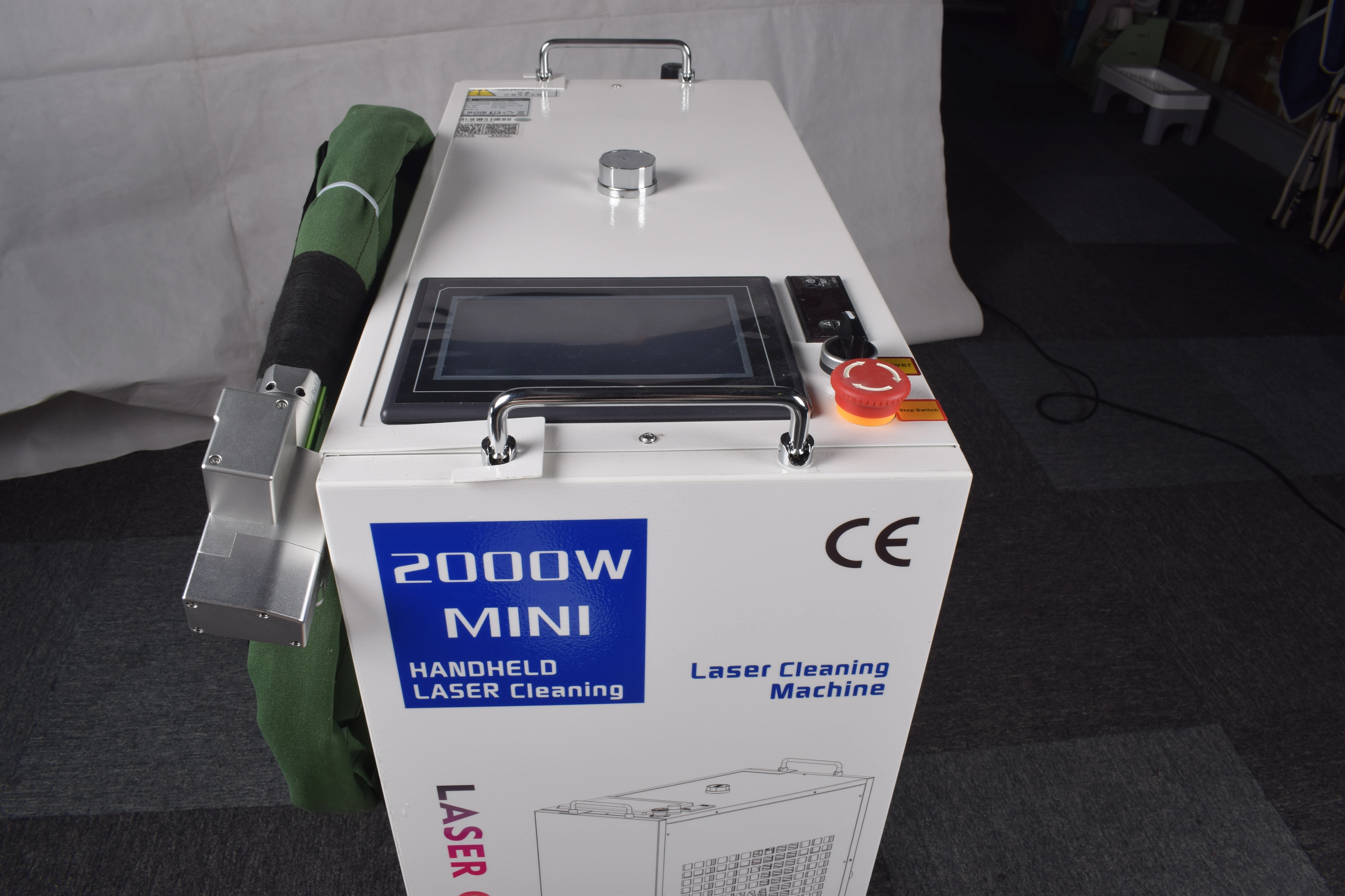 2000W Fiber Laser Cleaning Machine Rust Oil Paint Removal Cleaning for Metal Stone Graffiti Laser Cleaner Scaning Width 300mm