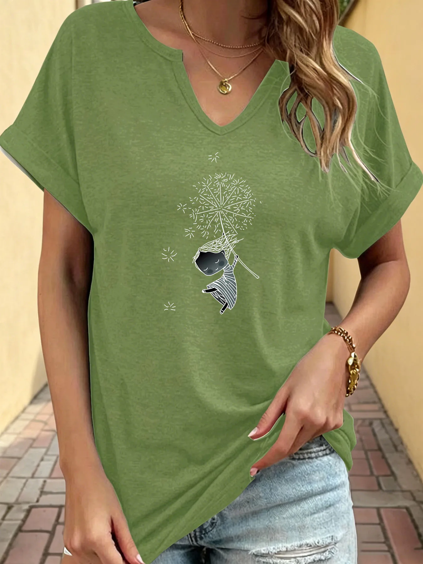 Printed T-shirt for little girls catching dandelions, casual and fashionable V-neck rolled-sleeve short-sleeved top for women