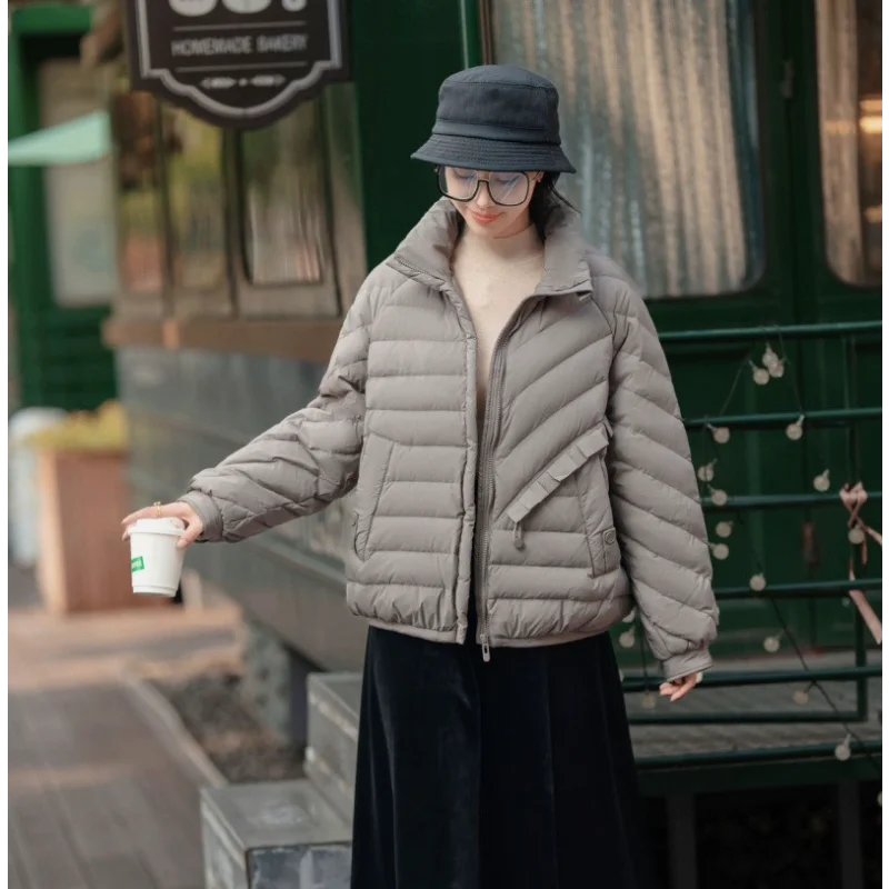 المرأة قصيرة أسفل سترة 2025 نمط الشتاء الجديد نصف الدانتيل تقليم فضفاضة تناسب تنوعا عادية الوقوف طوق معطف دافئ