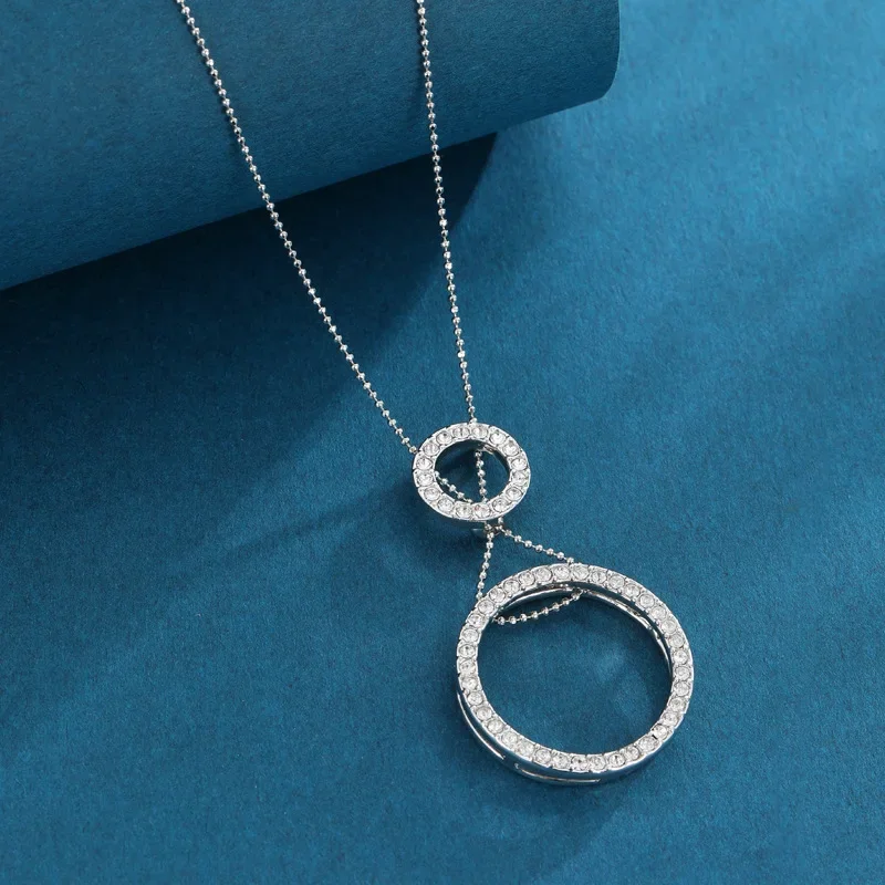 

A multi-functional and fashionable geometric circle pulls out an adjustable necklace for a woman