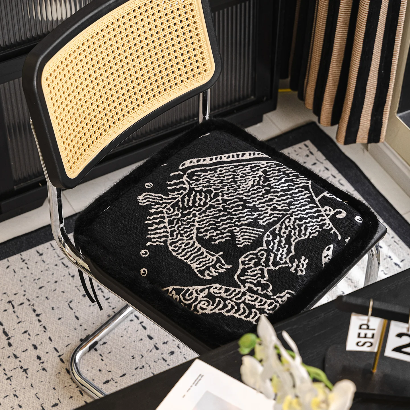 Protetor de cadeira removível antiderrapante de alta resiliência, almofada de cadeira de jantar com listra de tigre, almofada de assento quente de pelúcia grossa em forma de ferradura