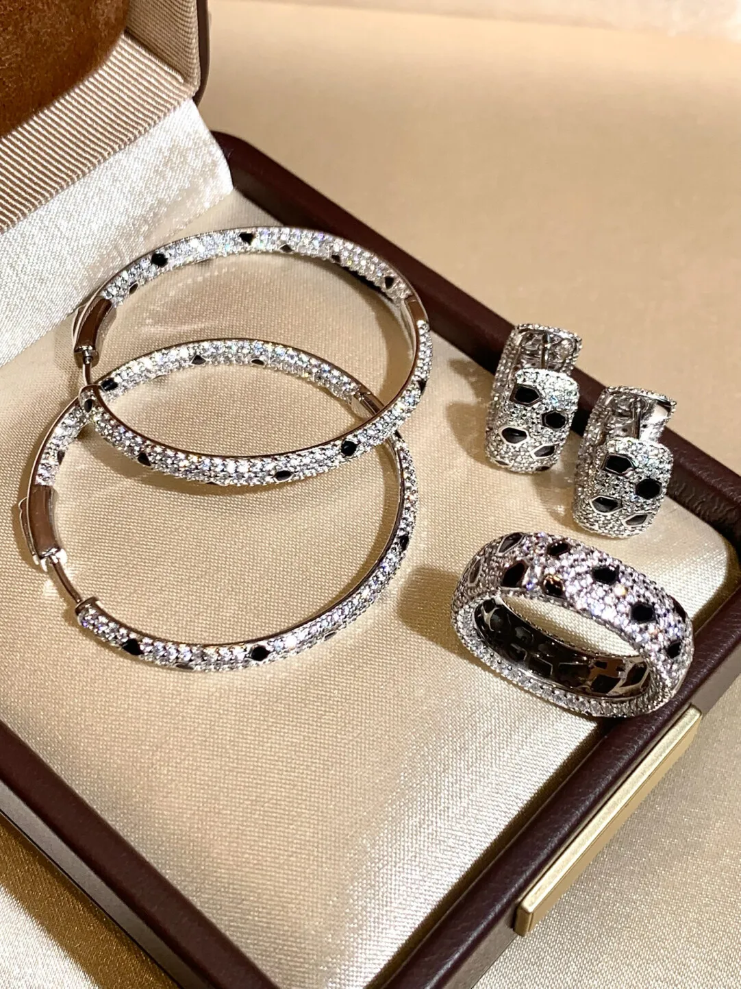 Luxuriöses, handgefertigtes Leoparden-Schmuckset (Ring/Ohrringe/Ohrclips) S925 vergoldet