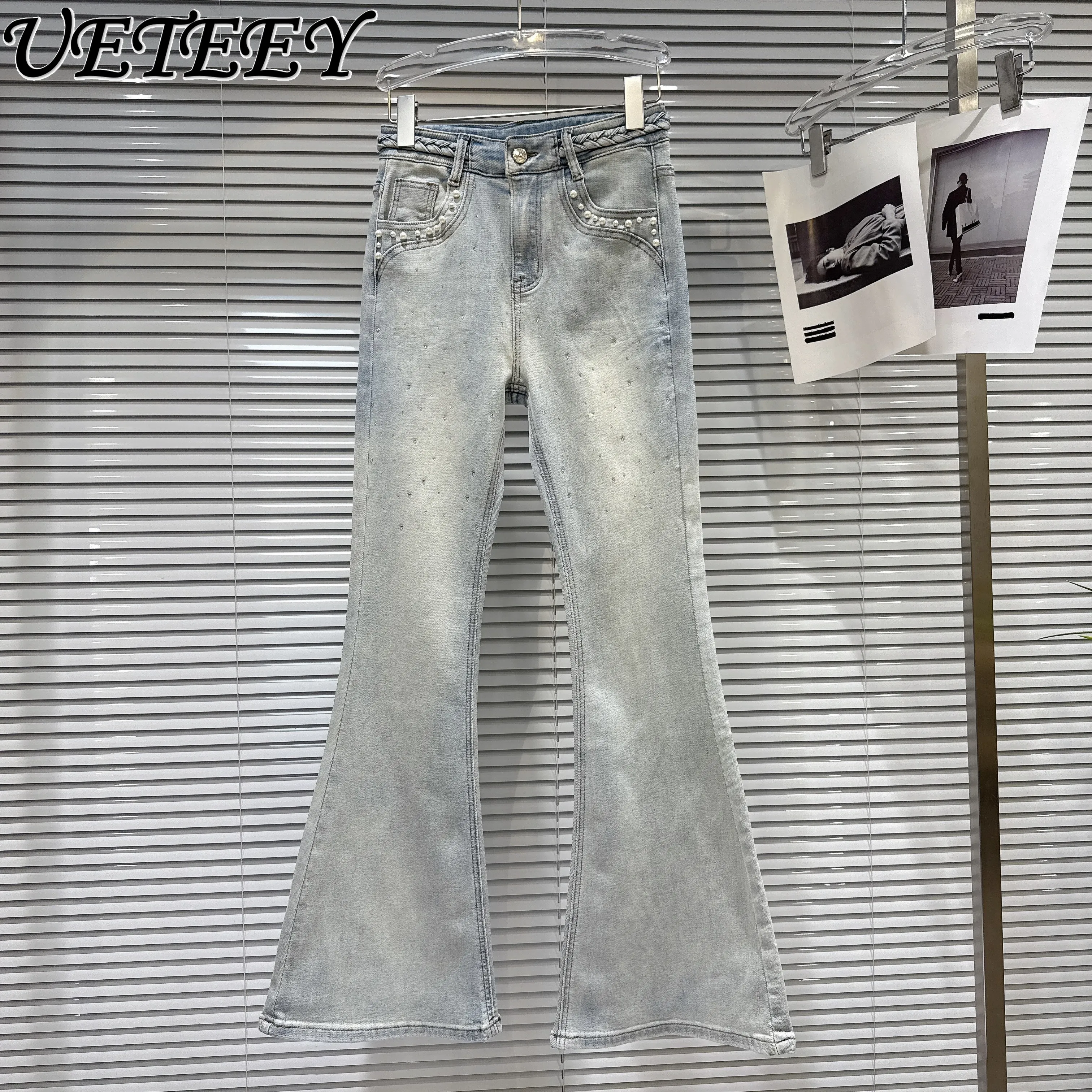 

2026 весенняя новая мода в стиле ретро с плетеным поясом и стразами, белые слегка расклешенные джинсы, женские синие джинсовые брюки с высокой талией