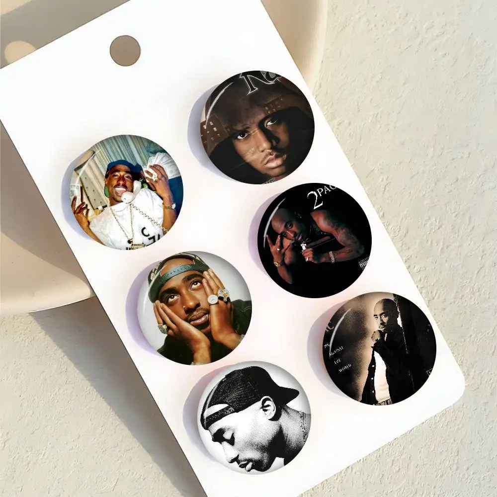 Rapper Tupac Shakur Coole Niedliche Anime-Figur Icon-Abzeichen Handgefertigte Blechbrosche für Rucksack Kleidung Brustornament Geschenke