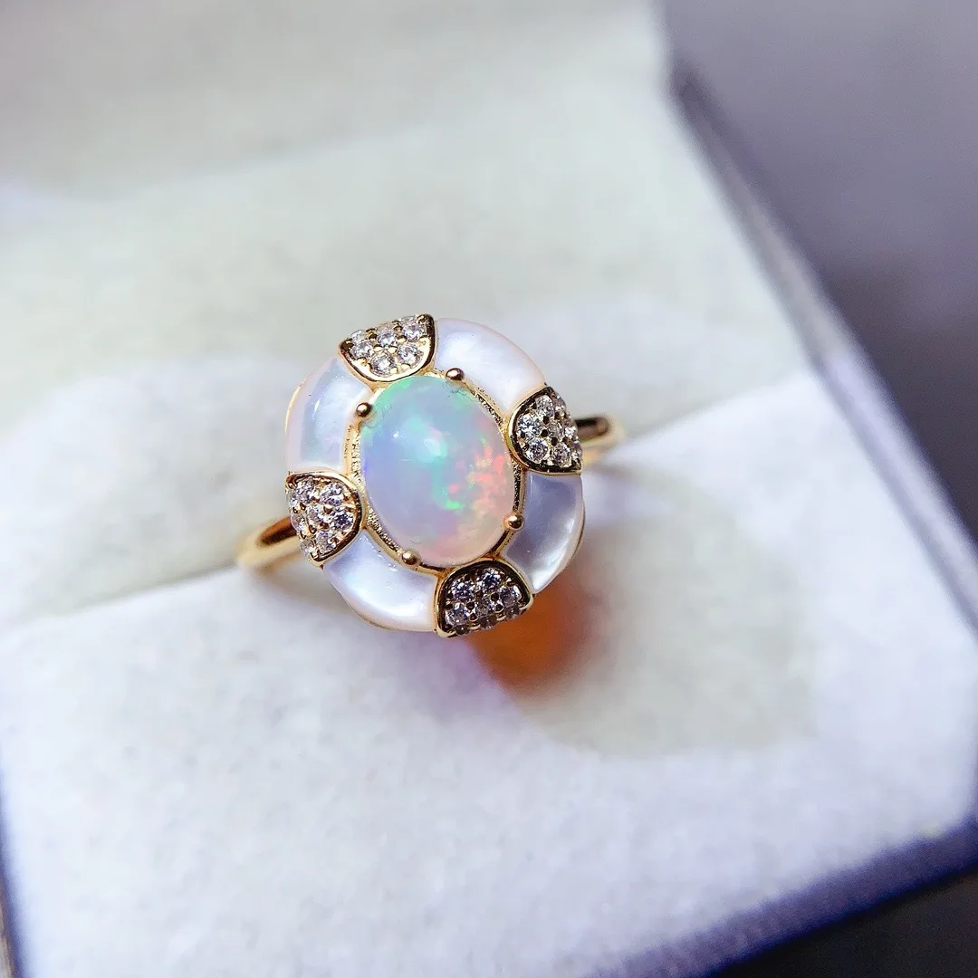 素晴らしい天然オパールのハローリングはs925スターリングシルバーで作られ、本当に豪華で息を呑むようなデザイナーギフトです。