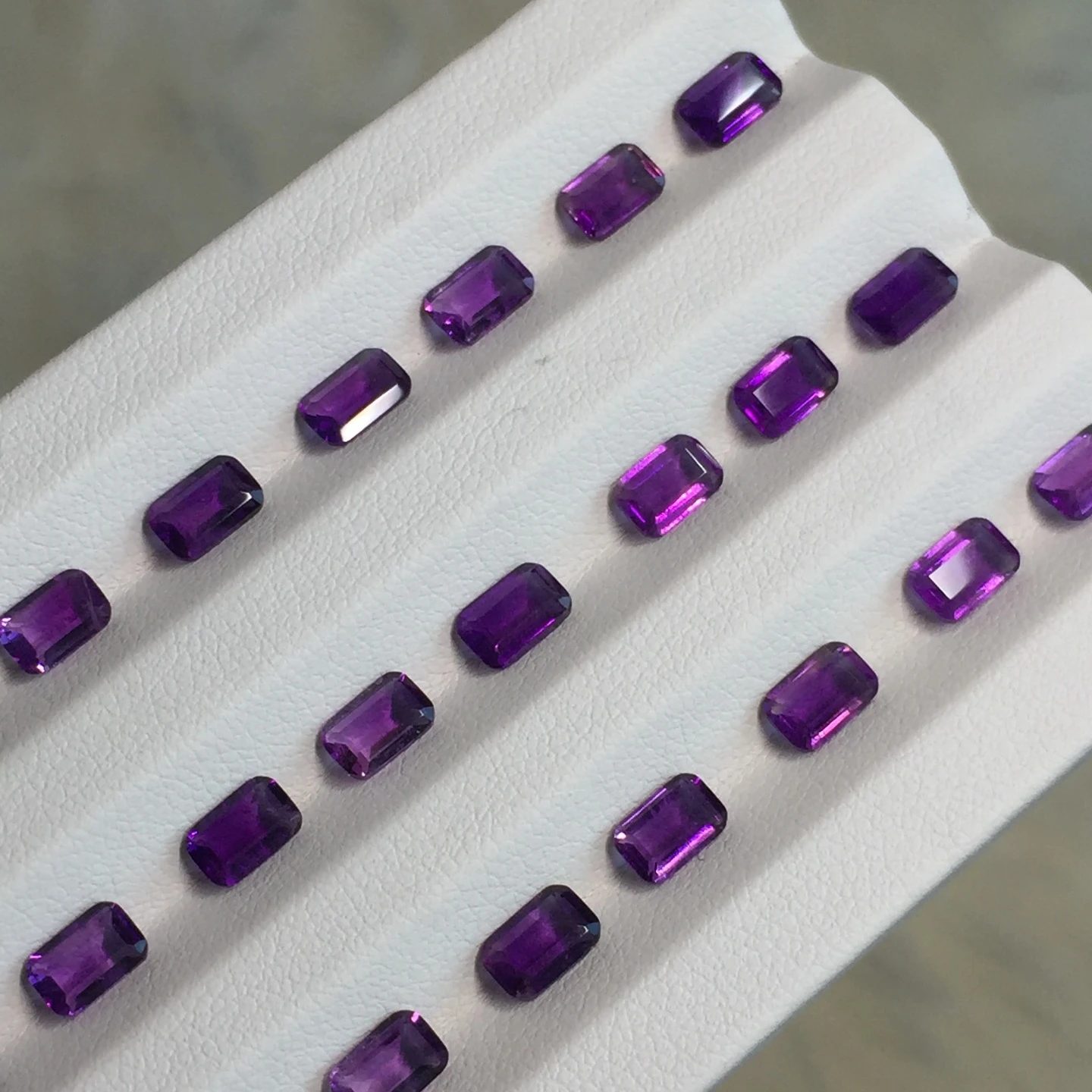 

50 шт./лот, прямые поставки с фабрики натуральных драгоценных камней, 4*6 мм, восьмиугольный изумрудный огранки, аметистовый камень