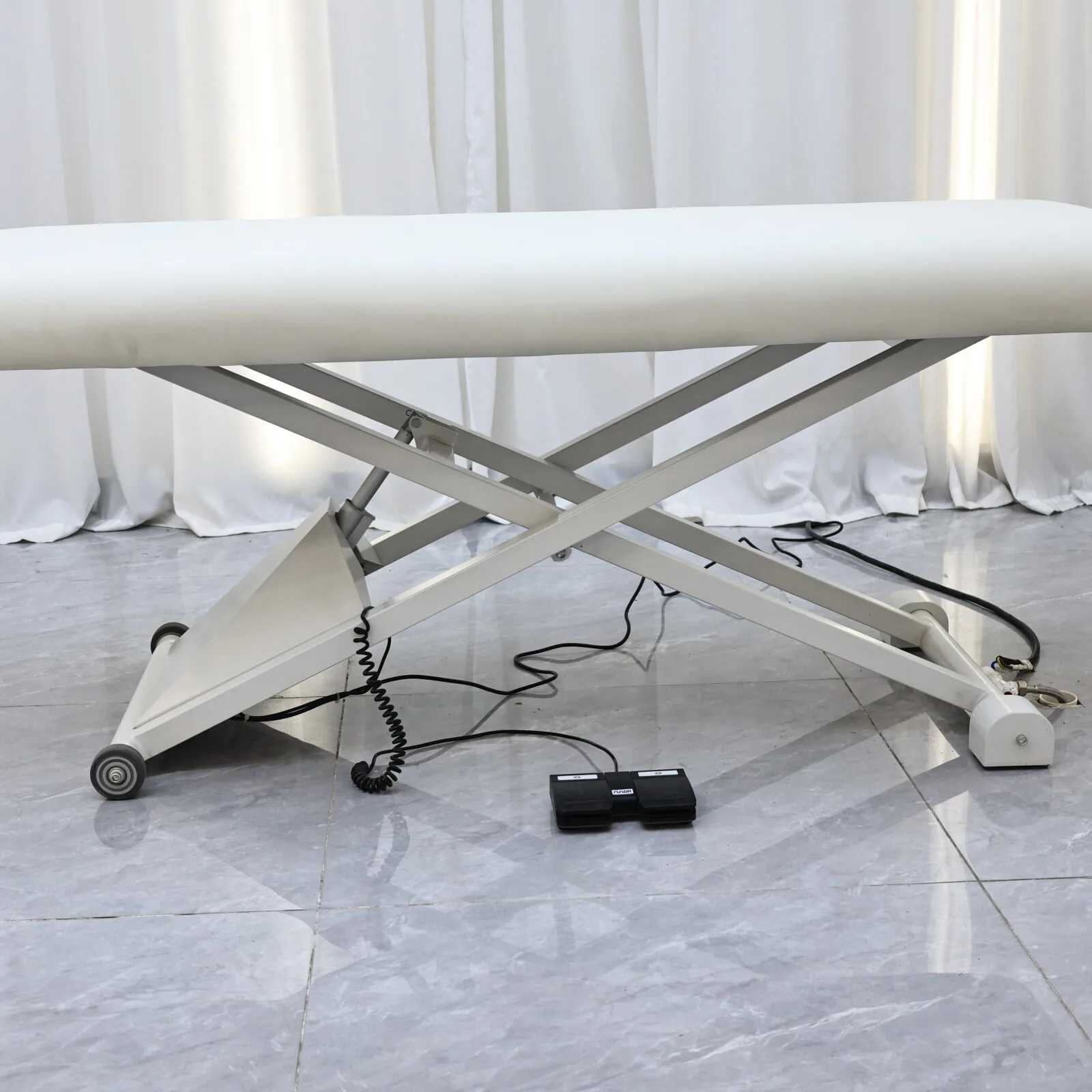 Extrem einfache, windbetriebene elektrische Kosmetikliege, hochwertige Spa-Liege für Schönheitssalons, Therapieliege mit Fußpedalsteuerung, verstellbar. – Detail 8