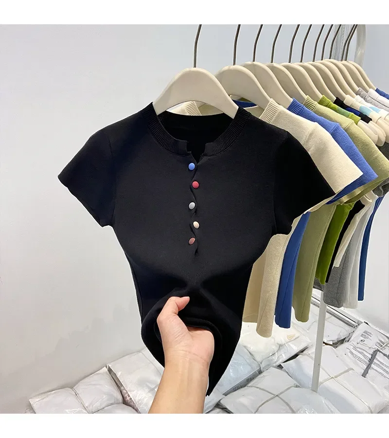 2026 Sommer Slim Kurzarm Damen T-Shirt mit bunten Dopamin-Knöpfen, trendiges, figurschmeichelndes Kleidungsstück in Klein-Blau, Strick-Oberteil – Detail 12