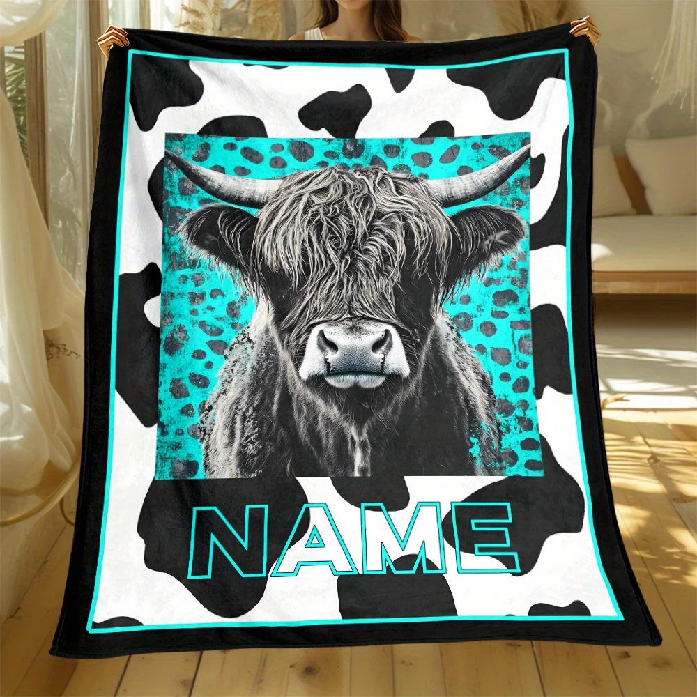 Personalisierte Flanelldecke mit Highland-Kuh-Print – weicher, leichter Überwurf mit kräftigem Leopardenmuster und blaugrünen Akzenten – individueller Name