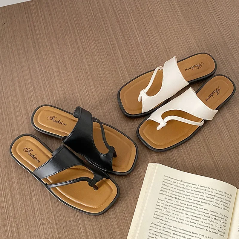 صنادل شاطئ المشاهير على الإنترنت، اتجاه الصيف، ترتدي شباشب بخط واحد، شباشب مربعة متعددة الاستخدامات للنساء