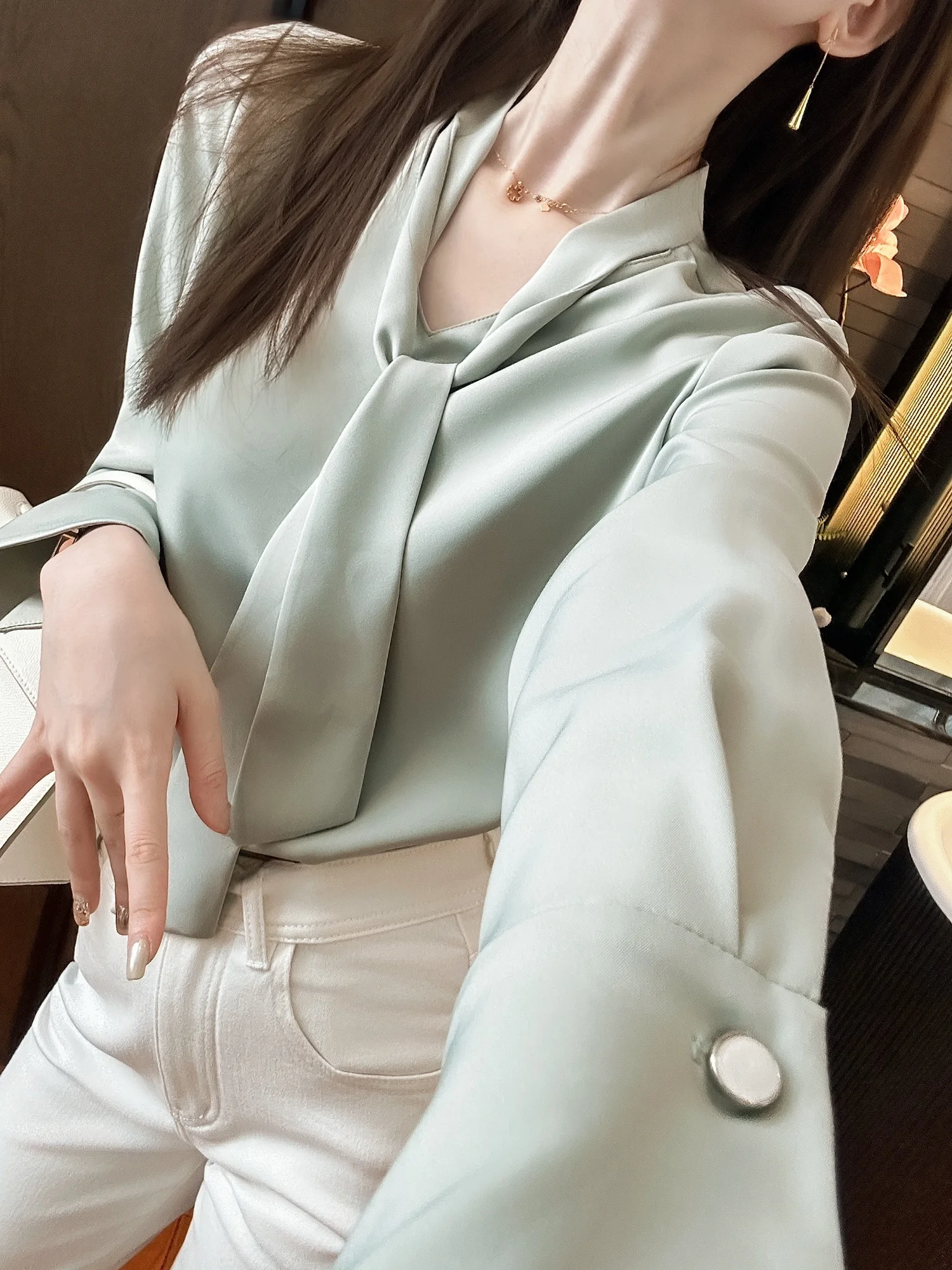 

Рекомендованная офисной леди модель You See Orange Peel Commute: плиссированная свободная блузка с длинным рукавом, дышащая, для офиса.