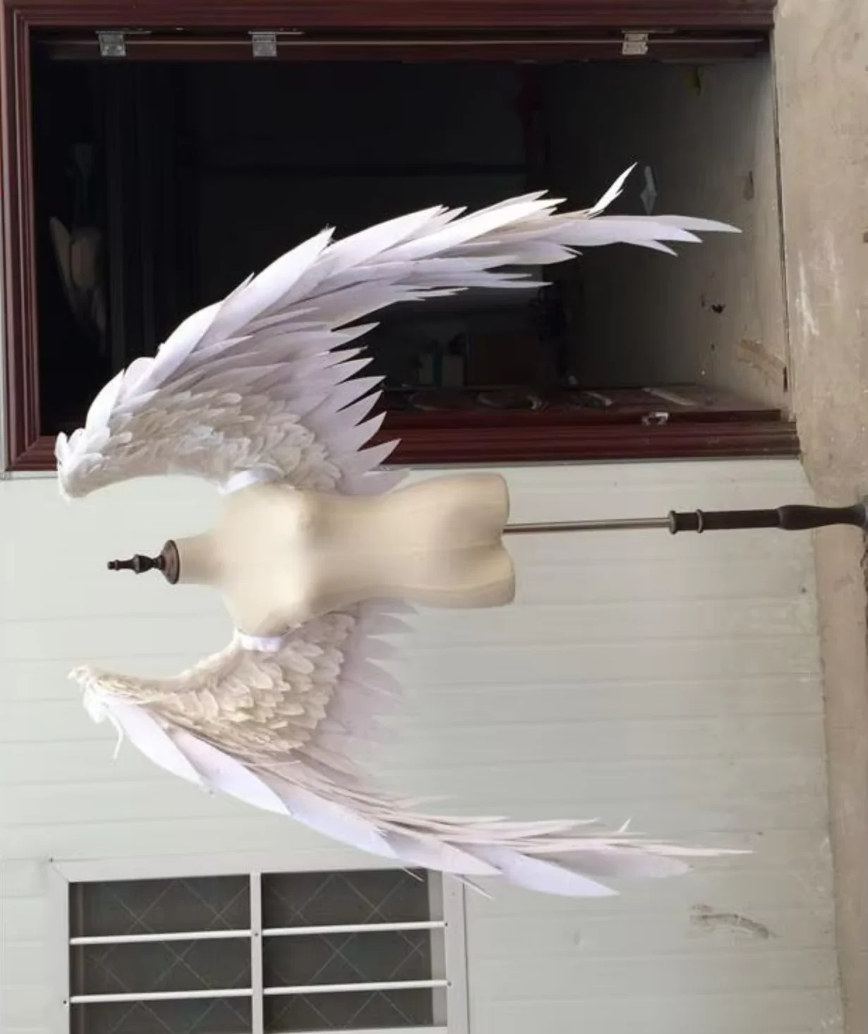 

Beautiful white red cartoon feather angel wings Fashion show Displays wedding shooting props Cosplay game costume Catwalk model