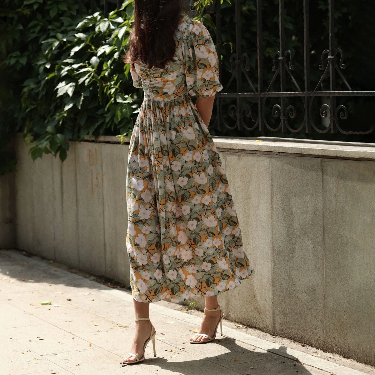 فستان حفلات نسائي من KWTX 2025 جديد أنيق بطيات وربطة خصر مطبوع على الشاطئ والمكتب والشارع مصمم بسيط SS25 فاخر