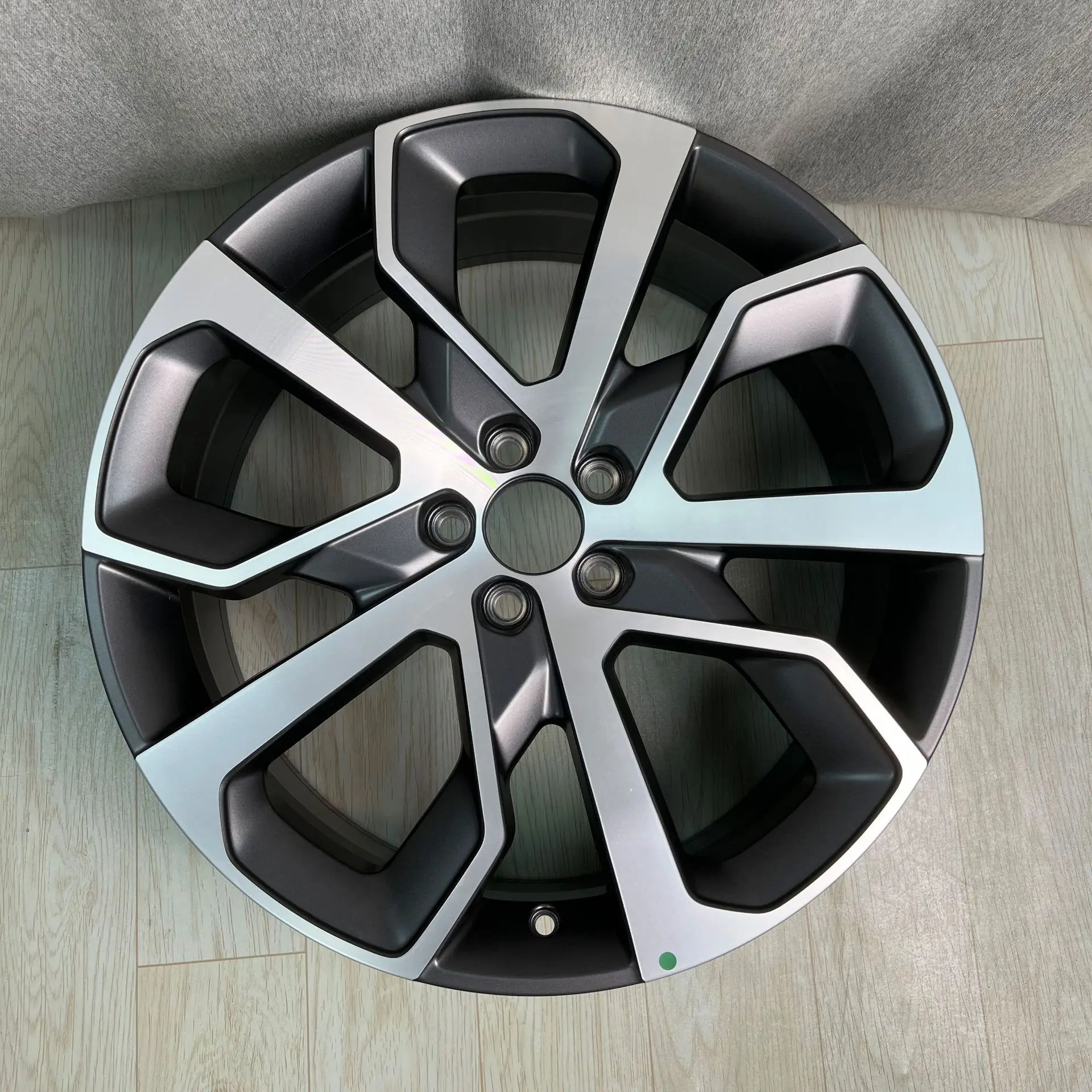 

Applicable to:Suitable for 20-inch Lynk & Co 05 wheels, new replacement type of original matching aluminum alloy wheels
